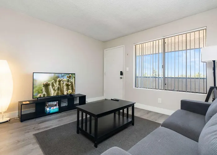2br Modern Baseline Sleeps 4 Near Downtown Apartment *