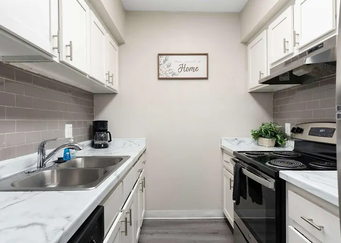 2br Modern Baseline Sleeps 4 Near Downtown *
