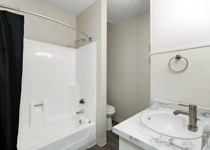 2br Modern Baseline Sleeps 4 Near Downtown