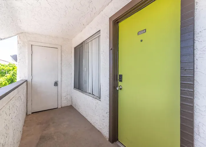 2br Modern Baseline Sleeps 4 Near Downtown *